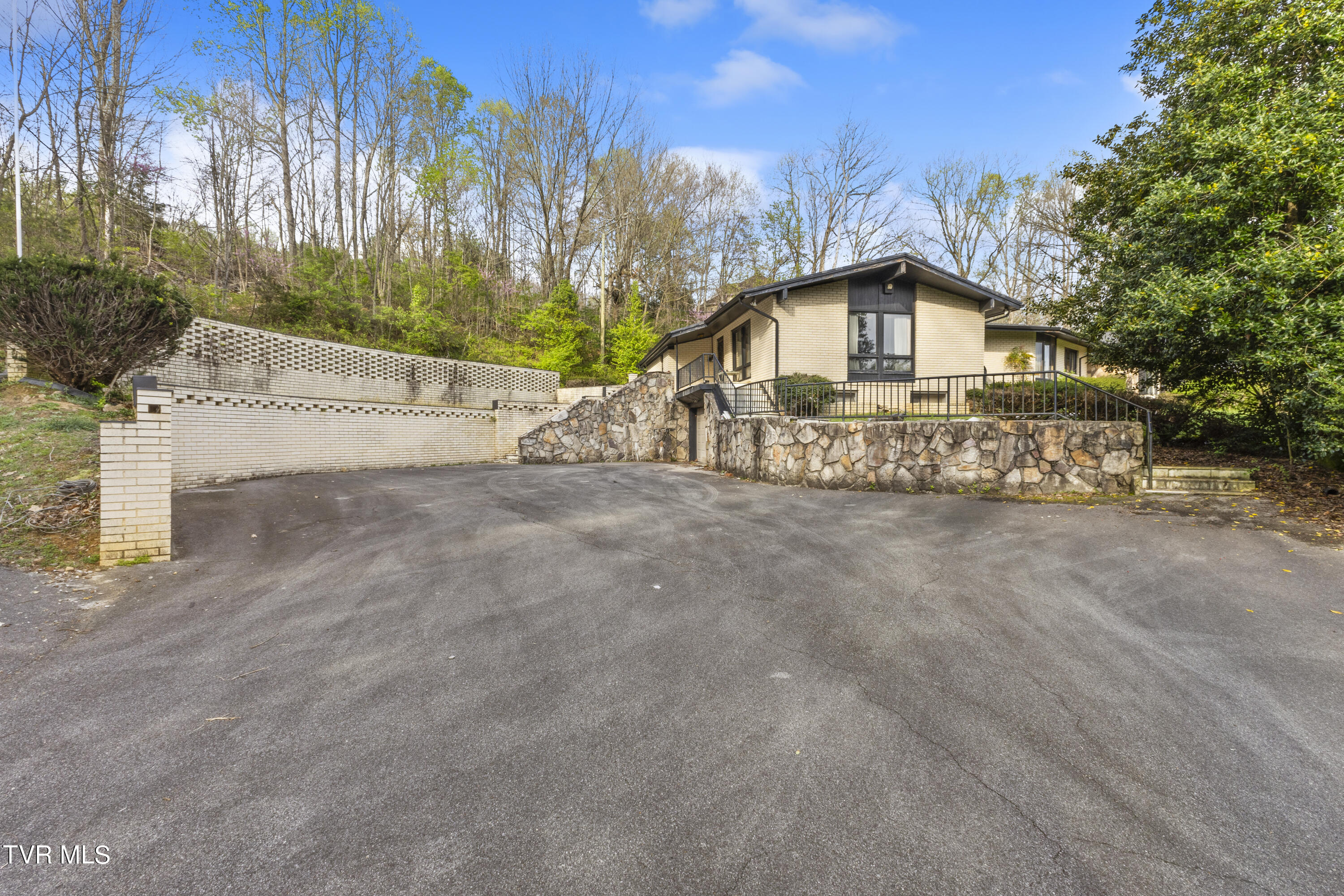 42 Green Tree Circle Bristol, VA 24201 - Photo 4 of 50 128A0083