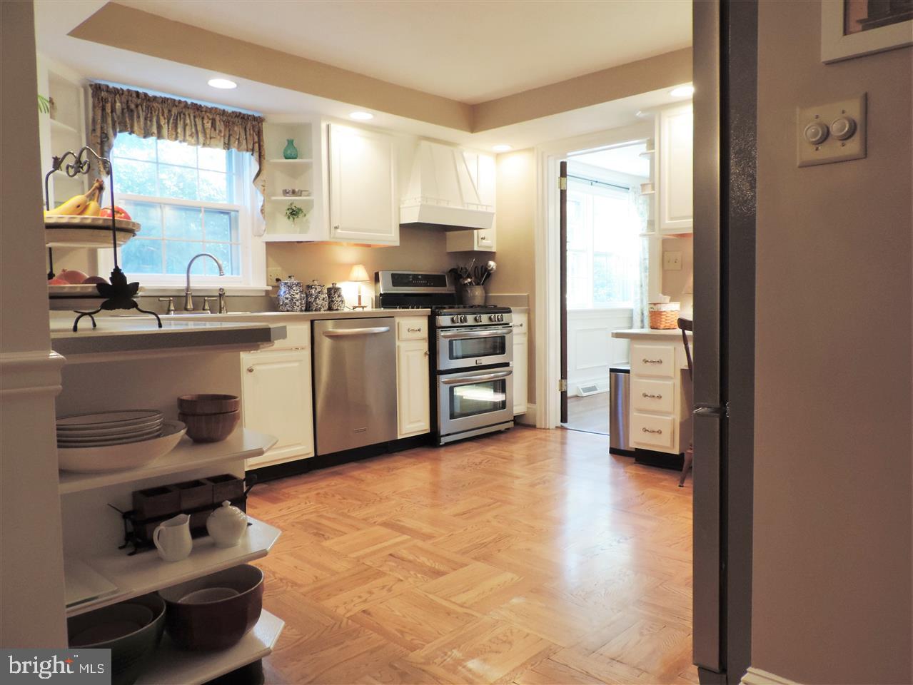 1812 Crestlyn Road York, PA 17403 - Photo 3 of 36 Gallery Image 3