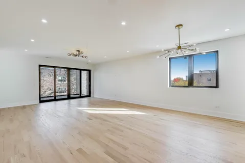 $997,000 | 2307 West Foster Avenue, Unit 1, Chicago, IL 60625