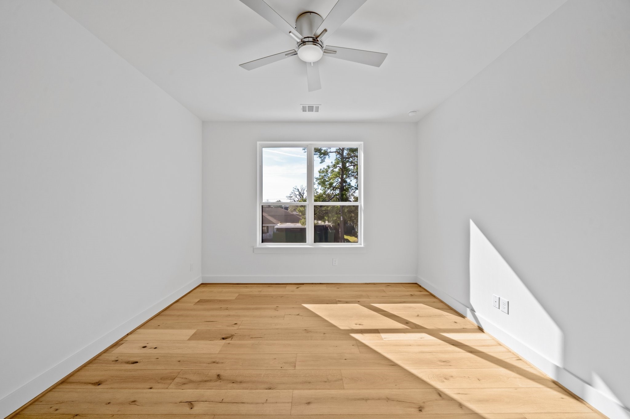 511 Graceland Street Houston, TX 77009 - Photo 31 of 45 Upstairs secondary bedroom (one of 3). This one faces the front of the house.