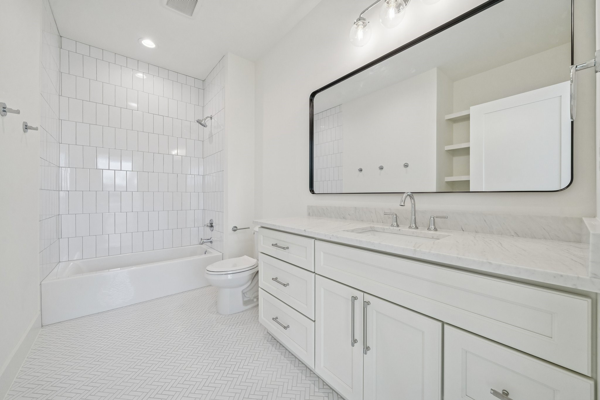 511 Graceland Street Houston, TX 77009 - Photo 32 of 45 The ensuite bathroom with the upstairs front secondary bedroom.