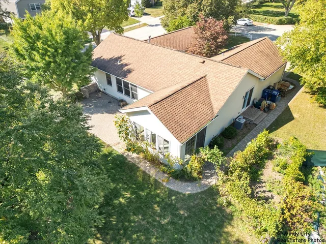 a view of a house with backyard