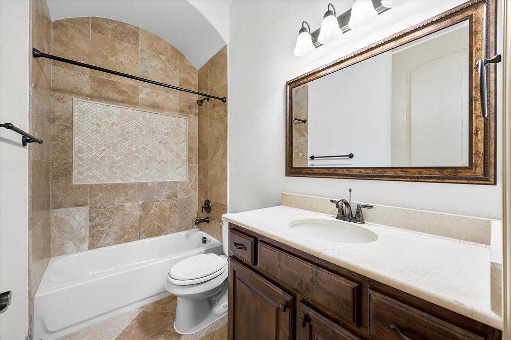 6814 Springwood Lane Garland, TX 75044 - Photo 10 of 35 a bathroom with a sink a toilet and a bathtub