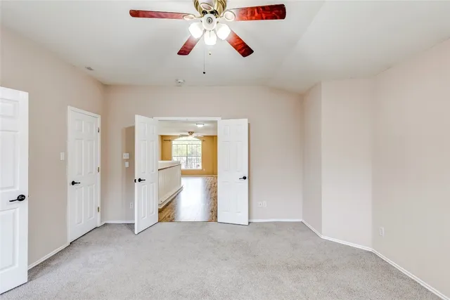 a view of empty room with a ceiling fan