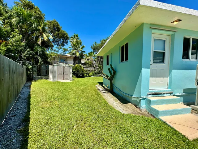 a view of a house with a backyard