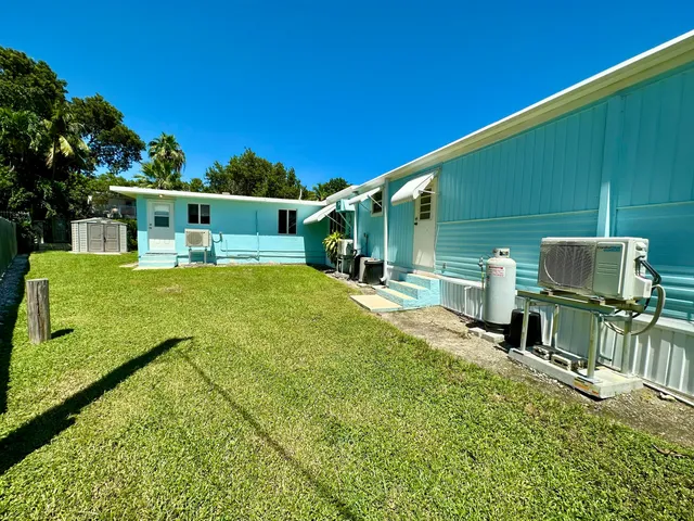 a view of a house with backyard