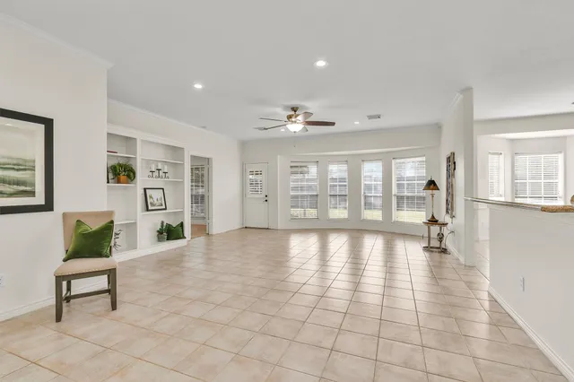 $1,975 | 147 April Waters Drive West, Conroe, TX 77356