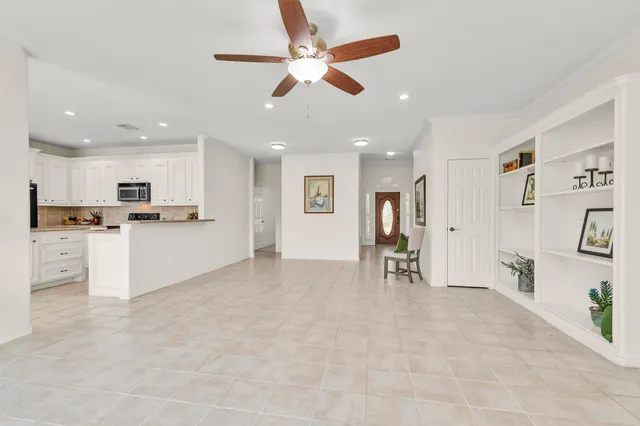 $1,975 | 147 April Waters Drive West, Conroe, TX 77356