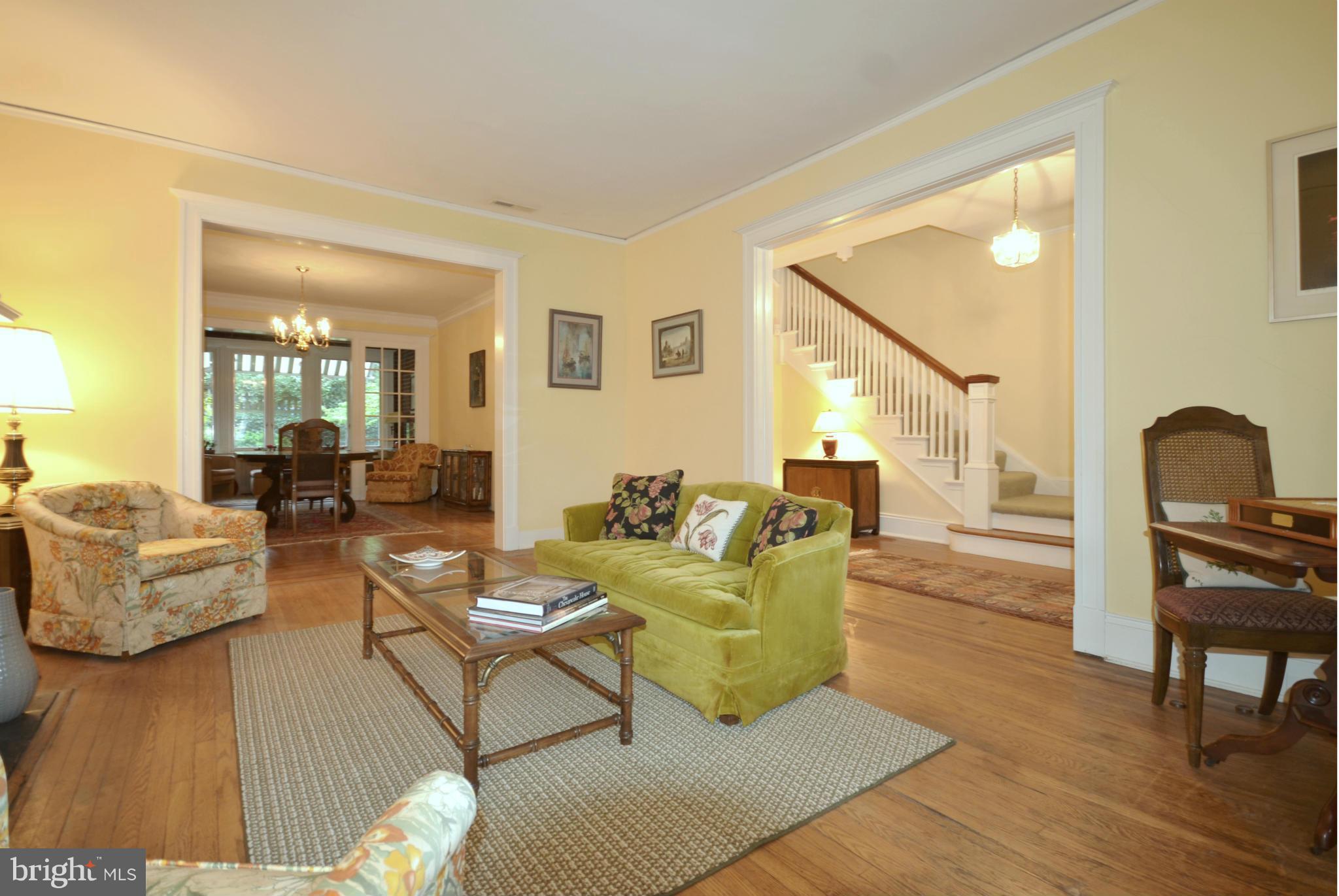 4314 Roland Avenue Baltimore, MD 21210 - Photo 6 of 30 Living Room