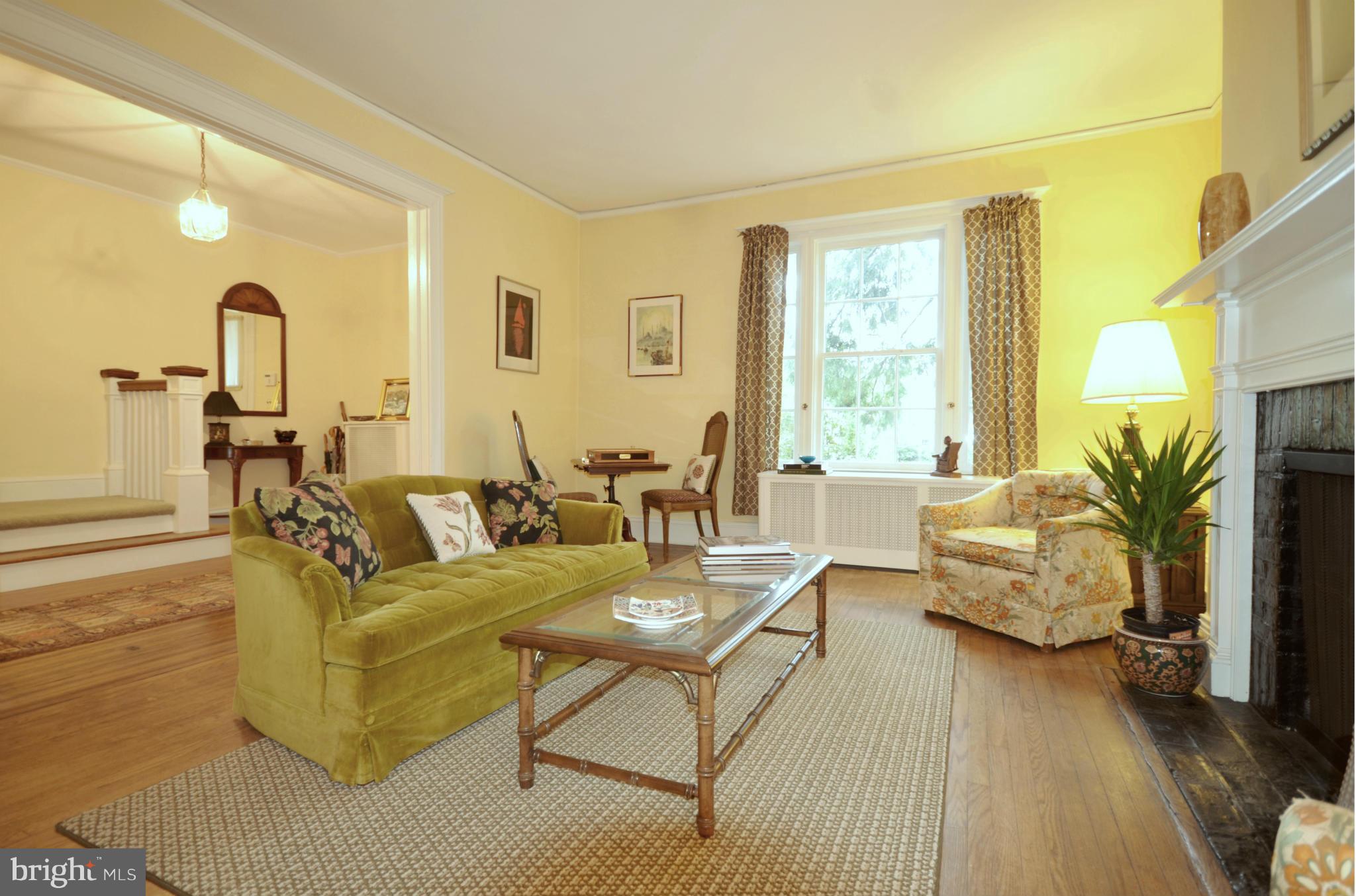 4314 Roland Avenue Baltimore, MD 21210 - Photo 7 of 30 Living Room