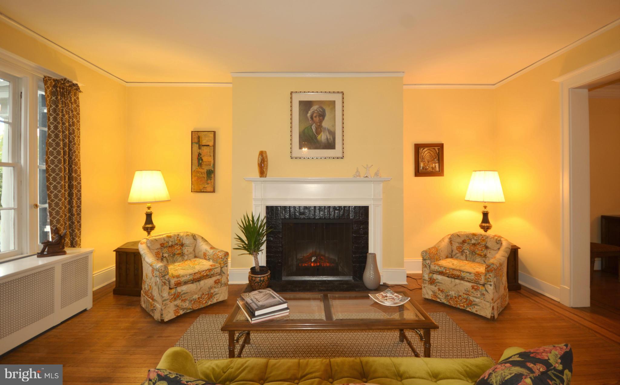 4314 Roland Avenue Baltimore, MD 21210 - Photo 8 of 30 Living Room