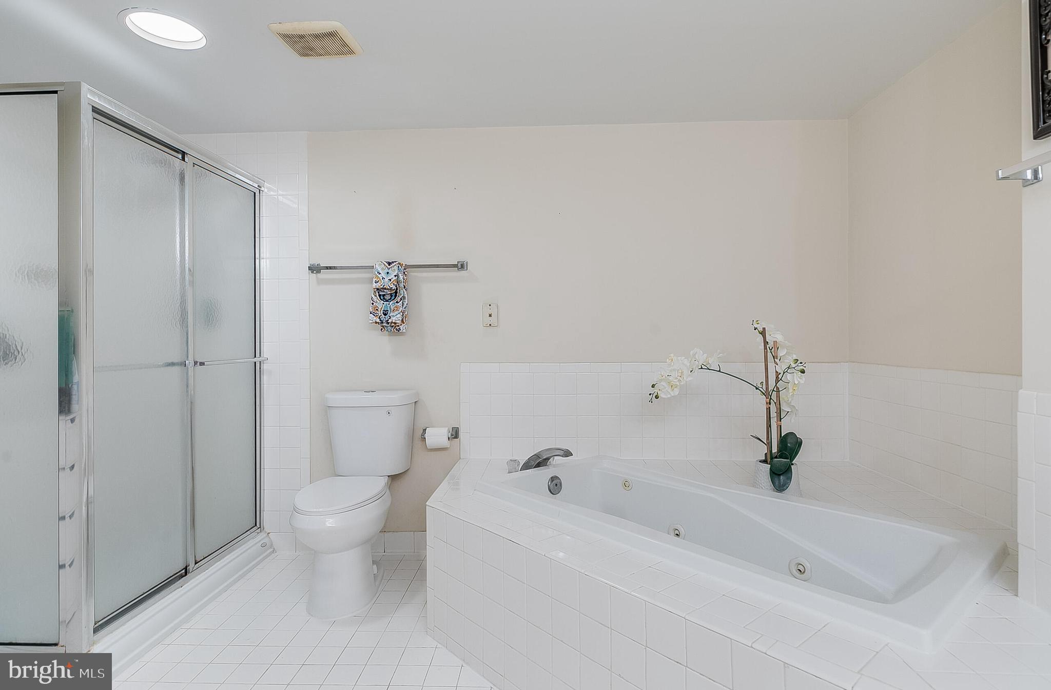 5450 Whitley Park Terrace, Unit 209 Bethesda, MD 20814 - Photo 20 of 29 a bathroom with a bathtub and a toilet