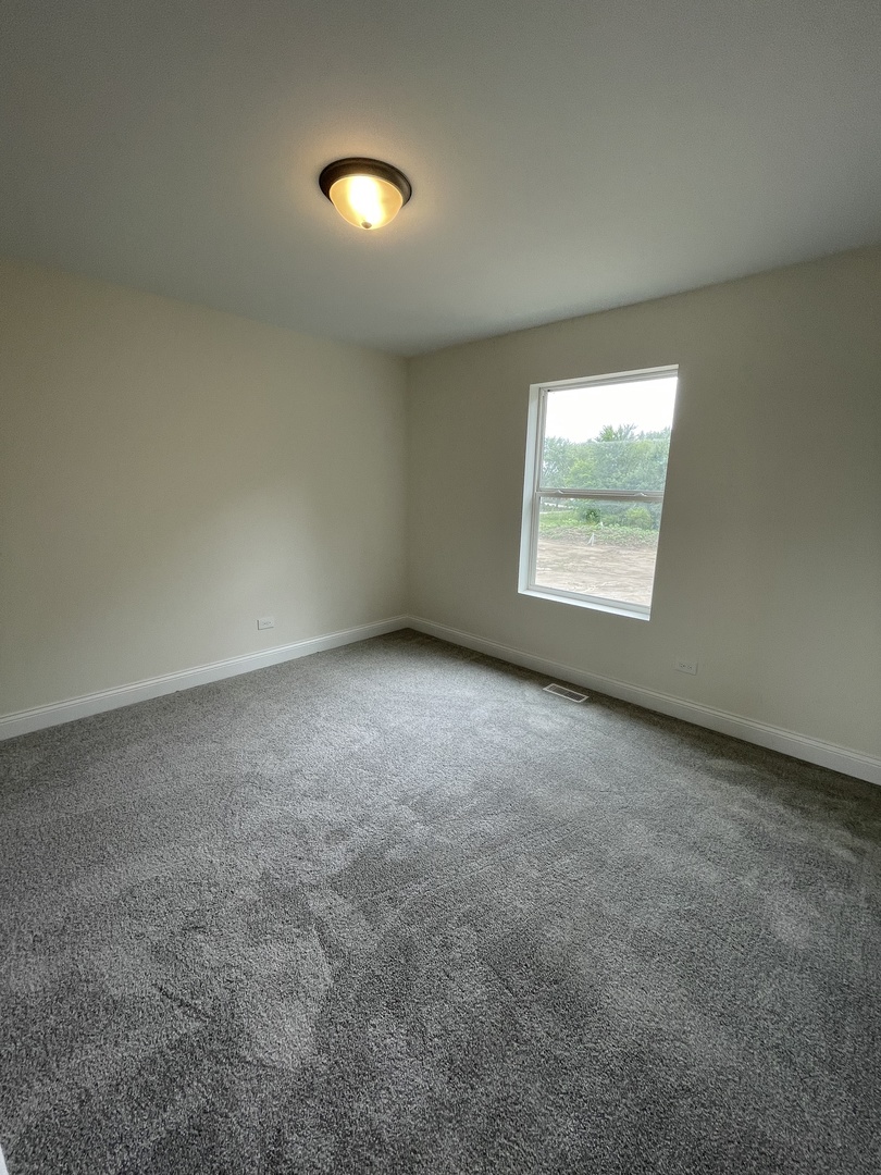 18800 Sara Road Mokena, IL 60448 - Photo 22 of 24 an empty room with windows
