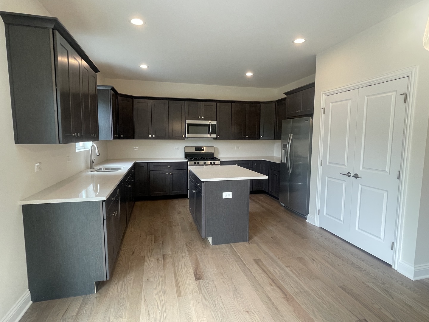 18800 Sara Road Mokena, IL 60448 - Photo 7 of 24 a kitchen with stainless steel appliances granite countertop a sink stove and cabinets