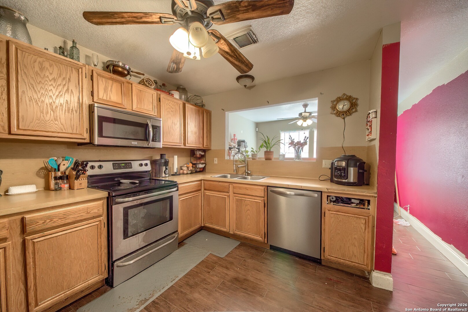 200 Meadowview Drive Lytle, TX 78052 - Photo 15 of 41