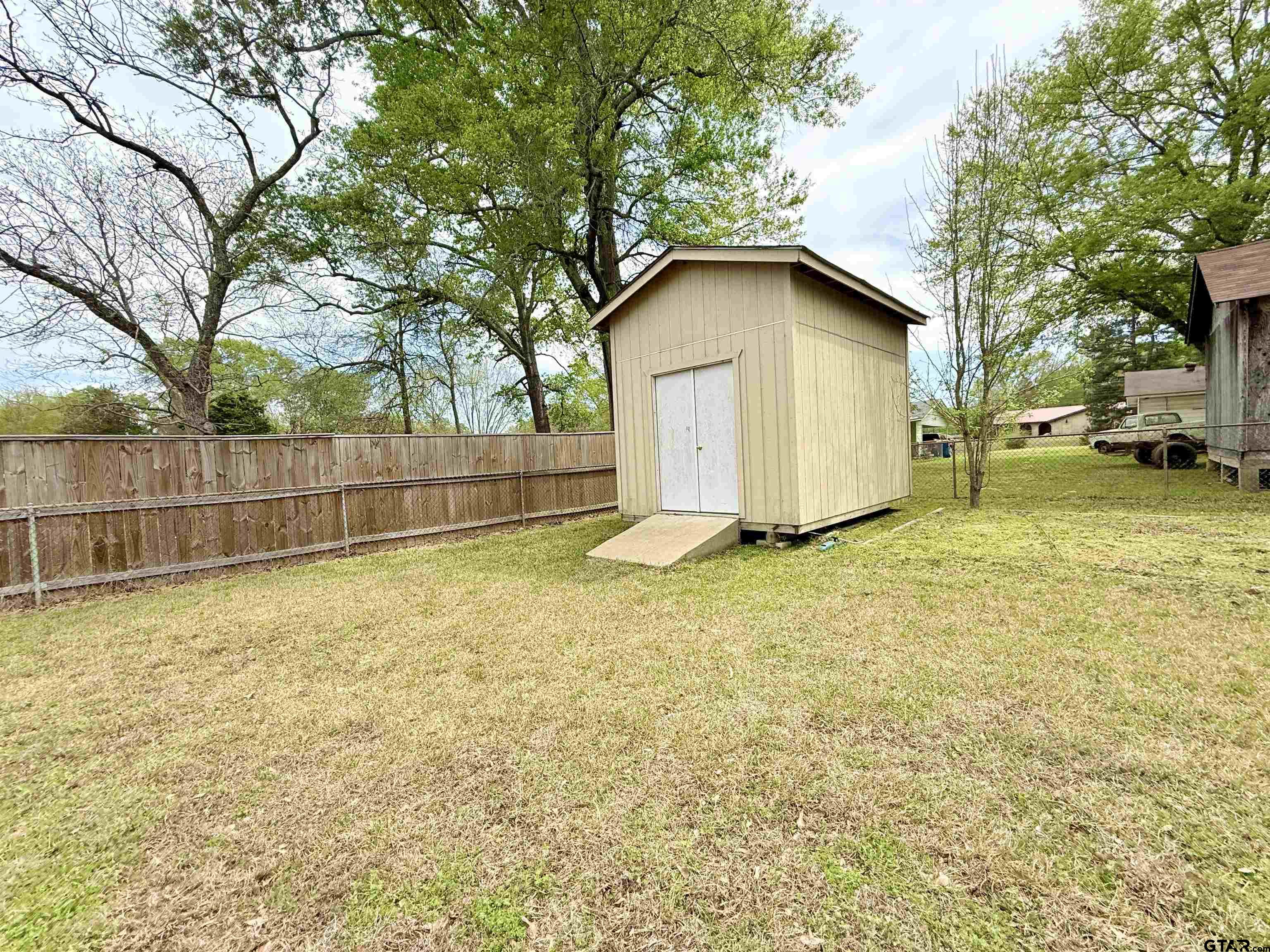 404 Beckley Street Kilgore, TX 75662 - Photo 15 of 20 a bathroom with a sink and a yard
