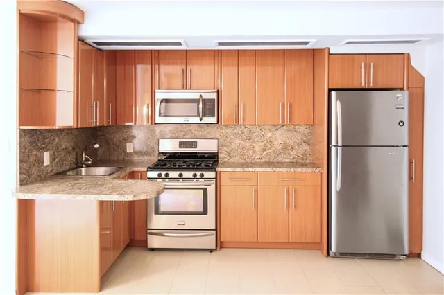 $1,258,000 | 3099 Brighton 1st Place | Brighton Beach