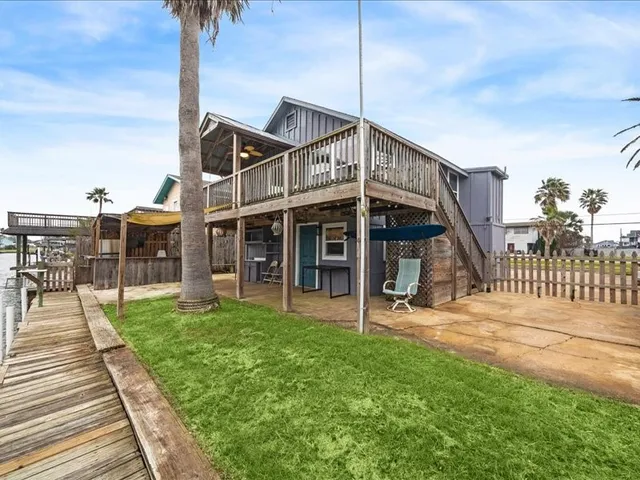 $259,800 | 85 Bayou Vista Drive, Hitchcock, TX 77563