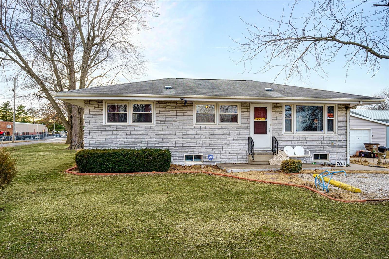 700 Springfield Road Gillespie, IL 62033 - Photo 3 of 24