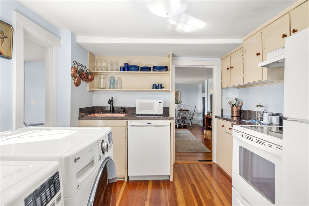 40 R Prospect Street, Unit 3 Marblehead, MA 01945 - Photo 12 of 34
