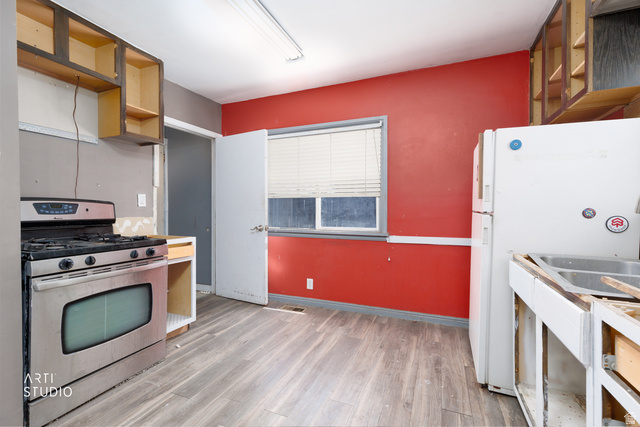 330 West 600th Street South Provo, UT 84601 - Photo 9 of 26 Kitchen space featuring wood-finish flooring, a stainless steel range, and a window with blinds