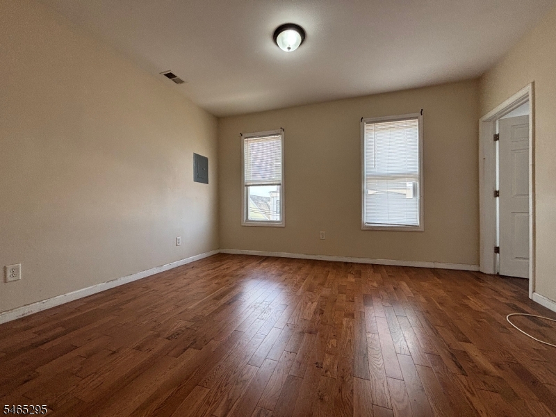 225 Ripley Place, Unit 3 Elizabeth Port, NJ 07206 - Photo 4 of 9 Gallery Image 4