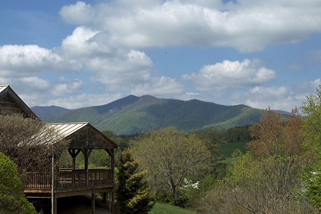573 South F T Valley Road Banco, VA 22727 - Photo 4 of 14 a view of houses with sky view