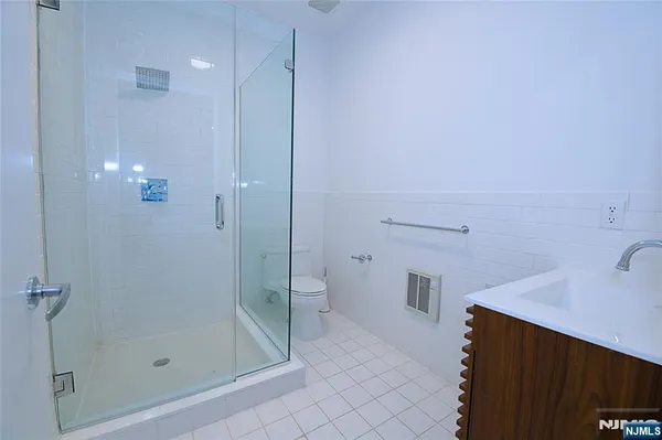 $8,700 | 11 Vela Way, Edgewater, NJ 07020