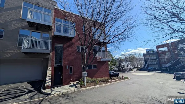 $8,700 | 11 Vela Way, Edgewater, NJ 07020