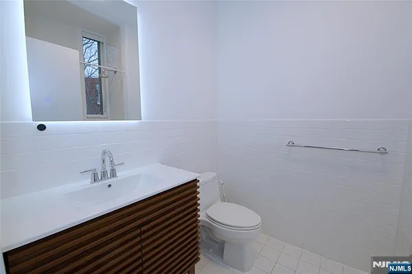 $8,700 | 11 Vela Way, Edgewater, NJ 07020