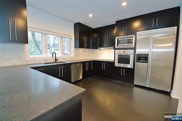 $8,700 | 11 Vela Way, Edgewater, NJ 07020