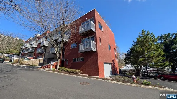 $8,700 | 11 Vela Way, Edgewater, NJ 07020