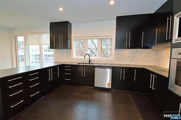 $8,700 | 11 Vela Way, Edgewater, NJ 07020