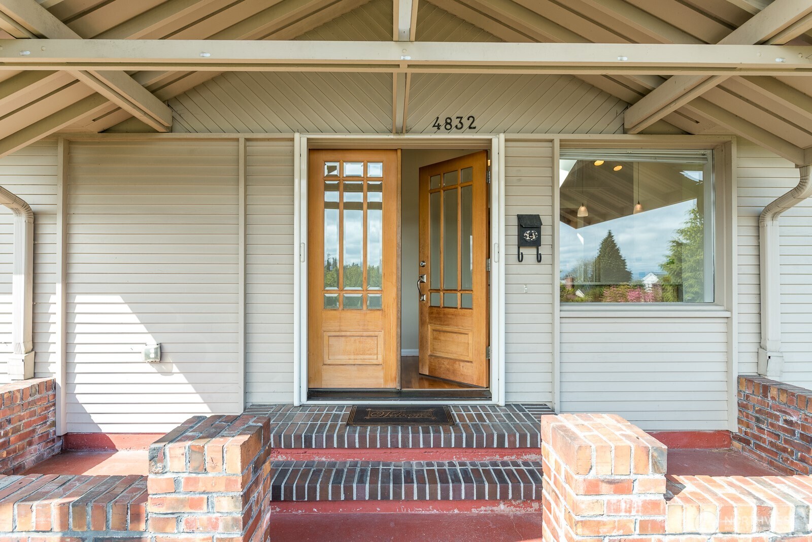 4832 Delaware Avenue Everett, WA 98203 - Photo 3 of 38