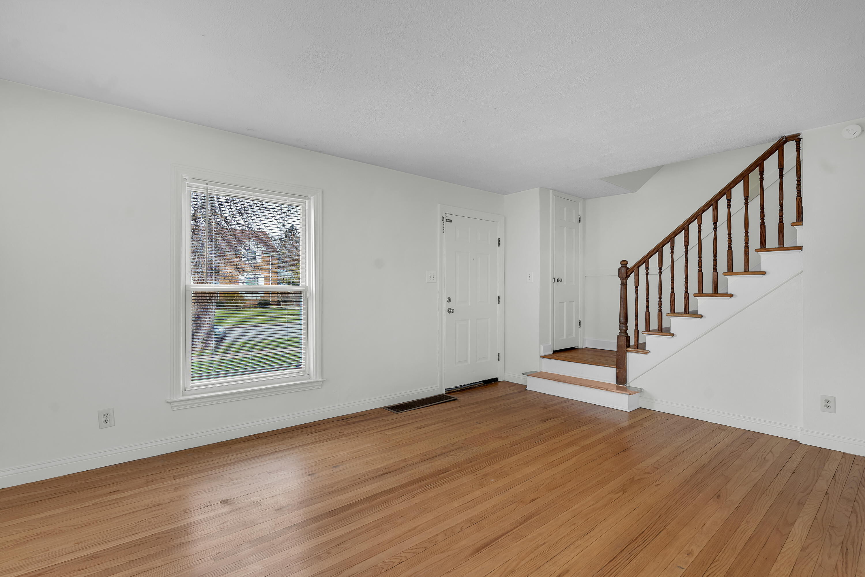 309 Belden Place Munster, IN 46321 - Photo 4 of 17 3000x2002