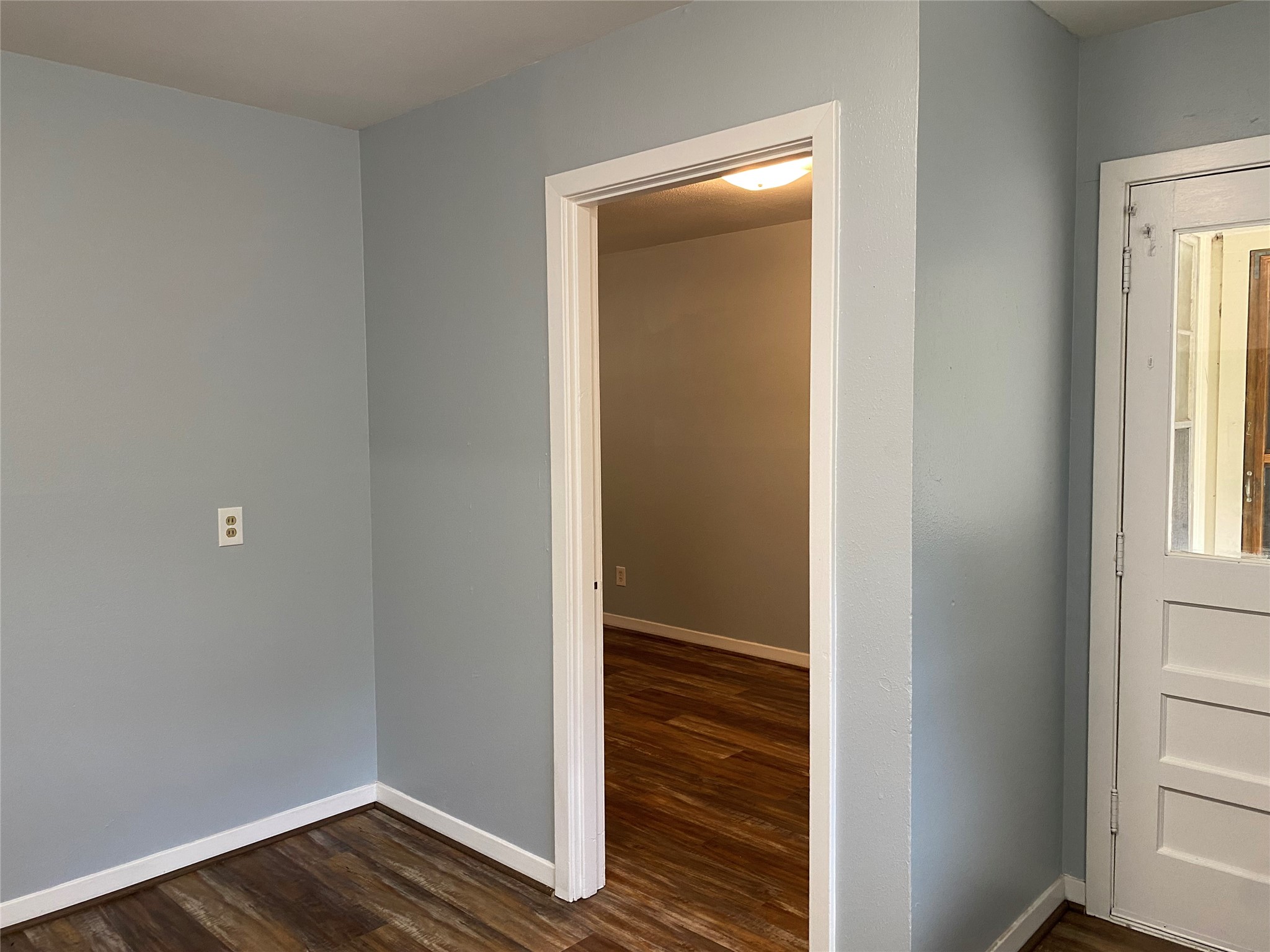 5110 West 43rd Street Houston, TX 77092 - Photo 6 of 26 a view of a hallway with wooden floor