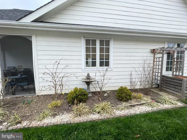 a view of a house with backyard