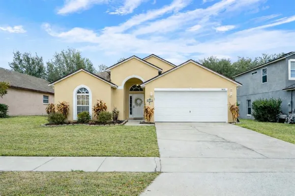 a view of front a house with a yard