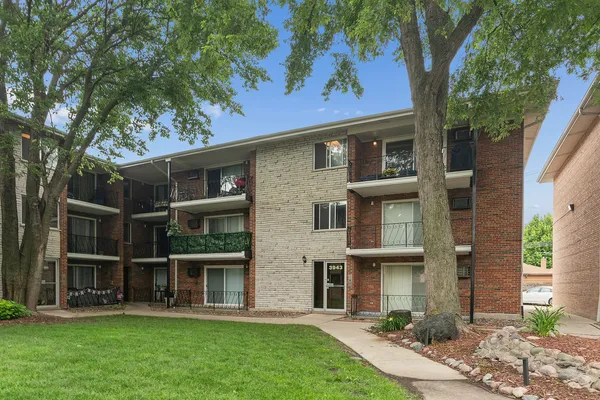 $189,900 | 3943 West 104th Street, Unit 3B, Chicago, IL 60655