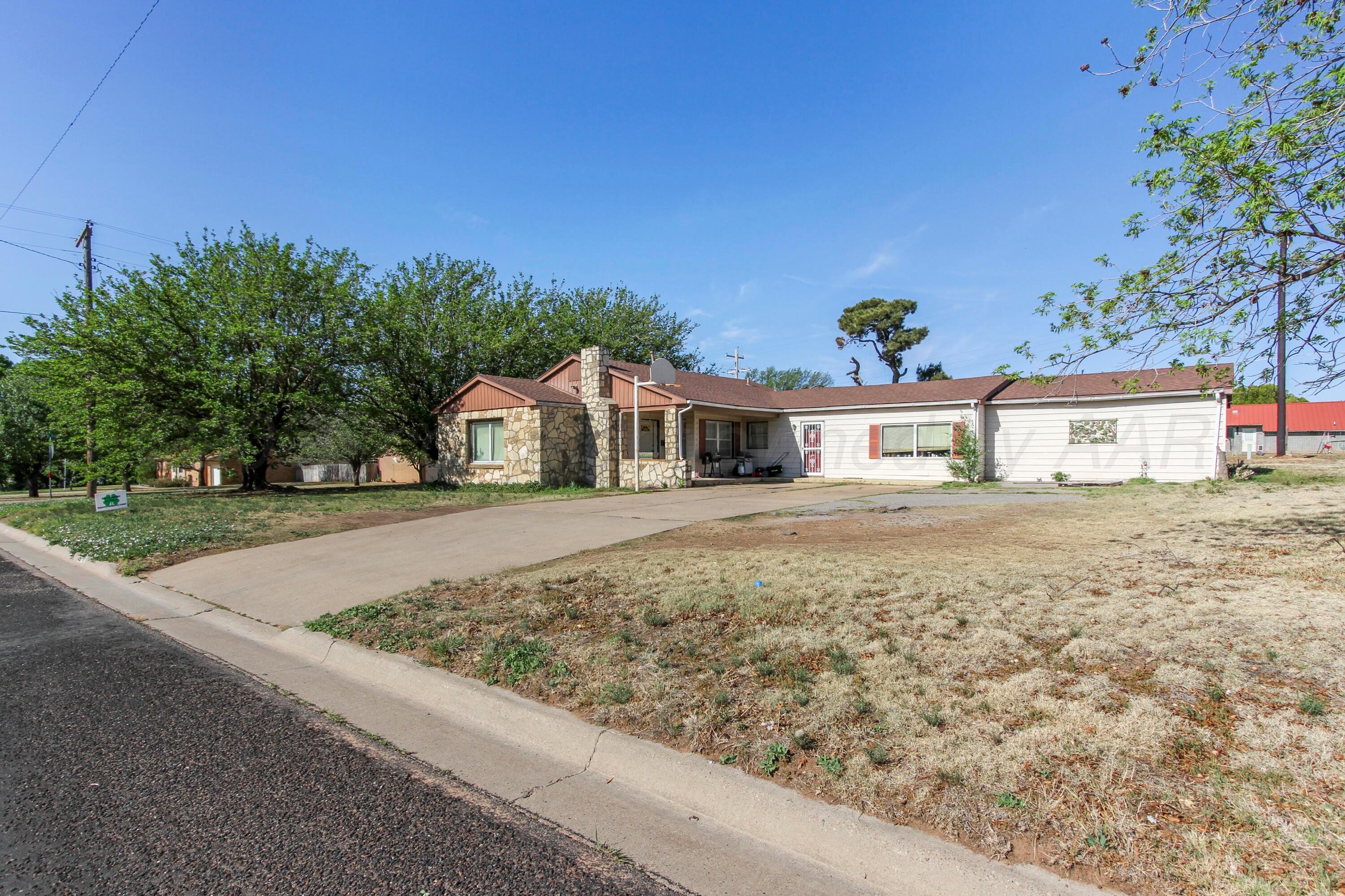 715 South Main Street Shamrock, TX 79079 - Photo 1 of 14 IMG_4821