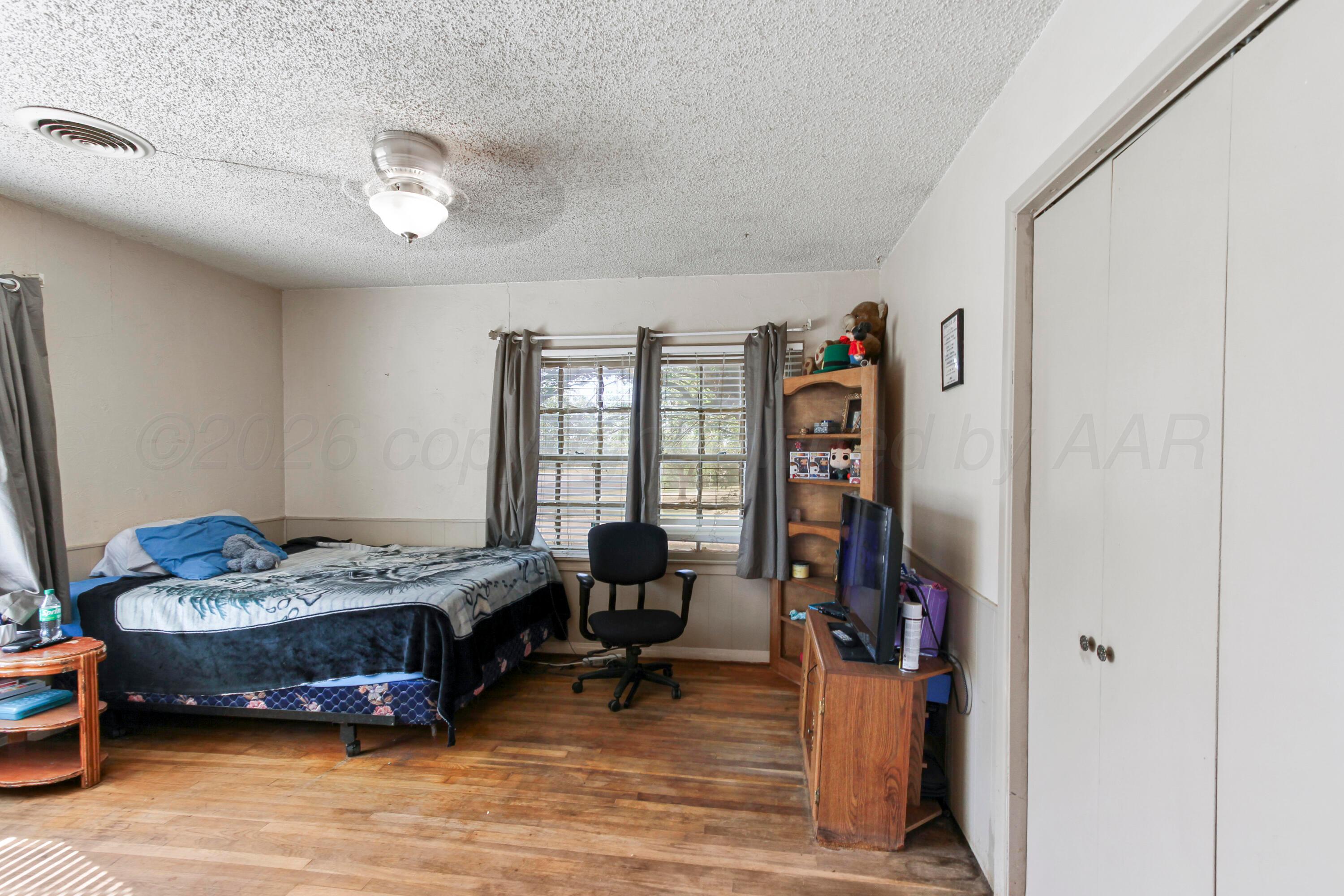 715 South Main Street Shamrock, TX 79079 - Photo 2 of 14 IMG_4840