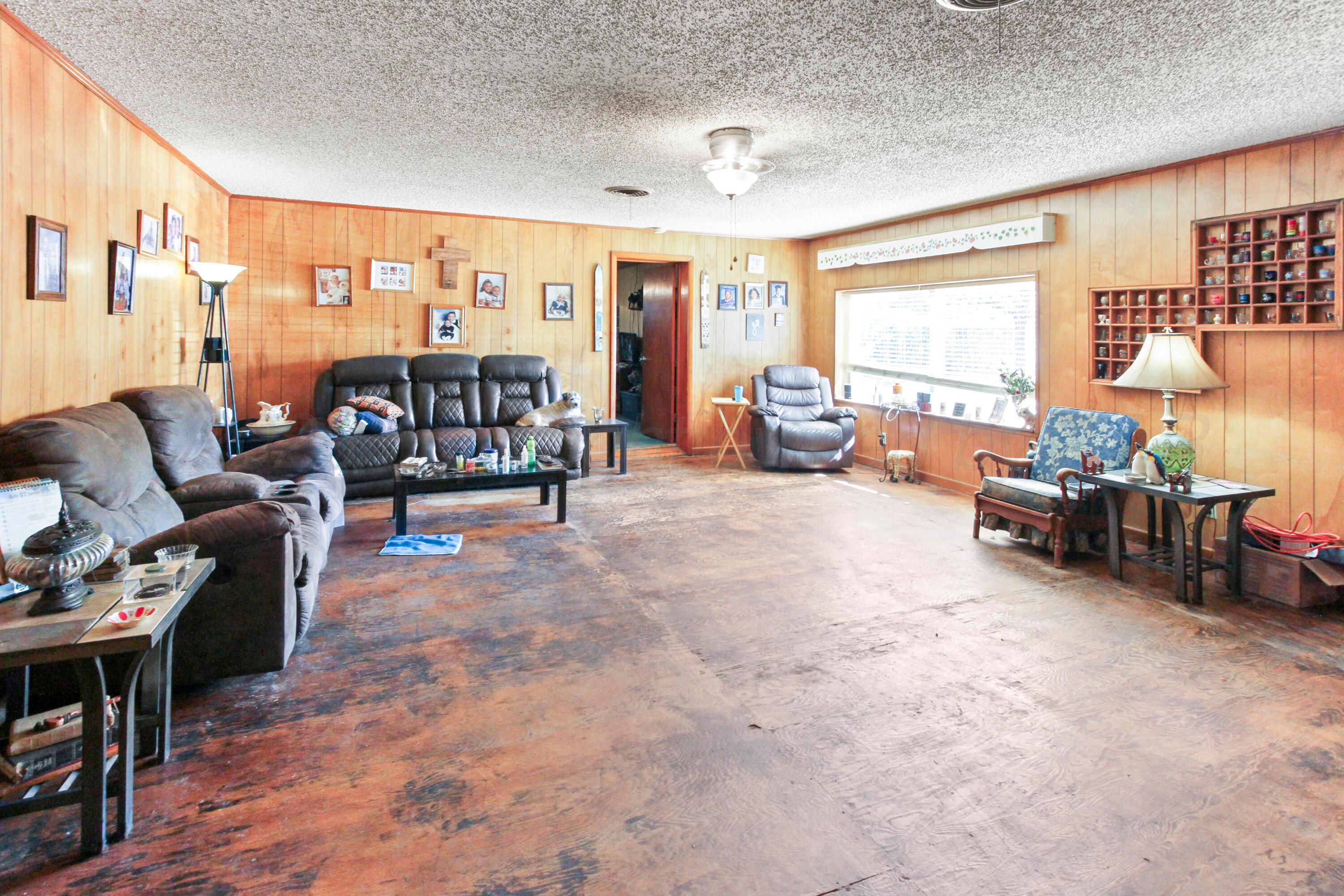 715 South Main Street Shamrock, TX 79079 - Photo 8 of 14 IMG_4876