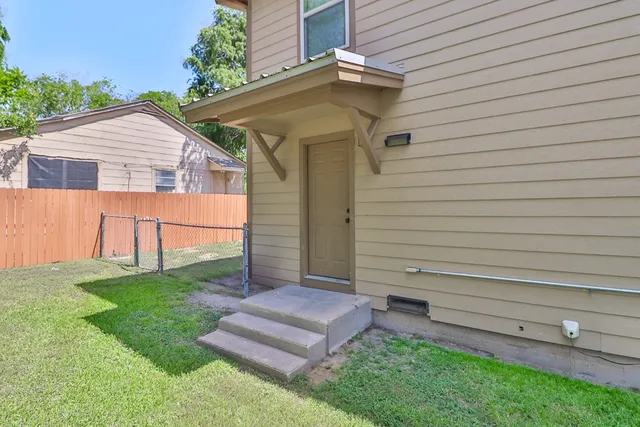 a view of a house with a backyard