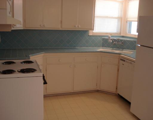730 Anderson Street Corpus Christi, TX 78411 - Photo 3 of 5 a utility room with dryer and washer