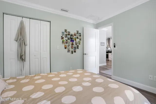 a en suite bathroom with double sink and a large mirror