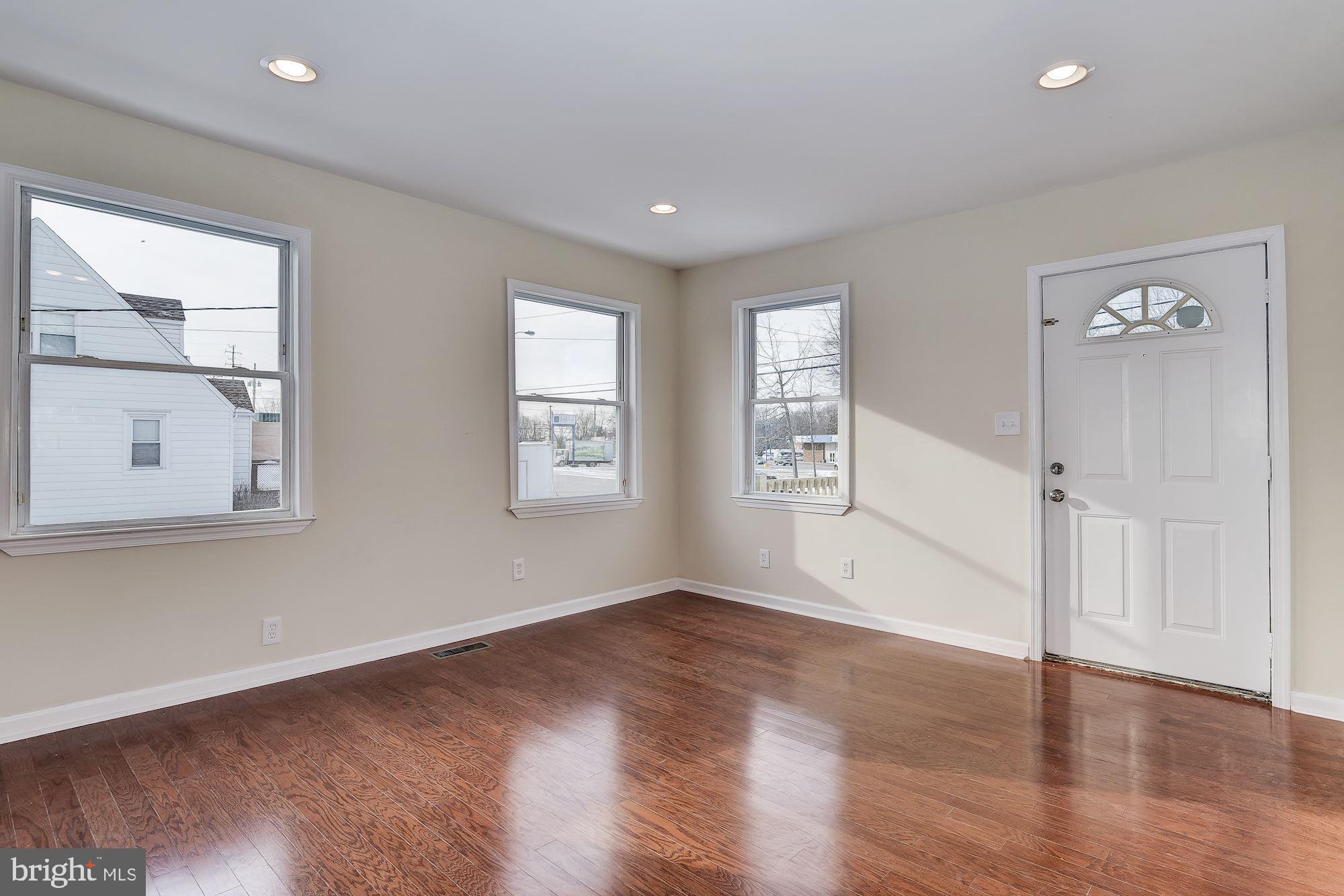 27 Stemmers Run Road Baltimore, MD 21221 - Photo 3 of 21 Living Room