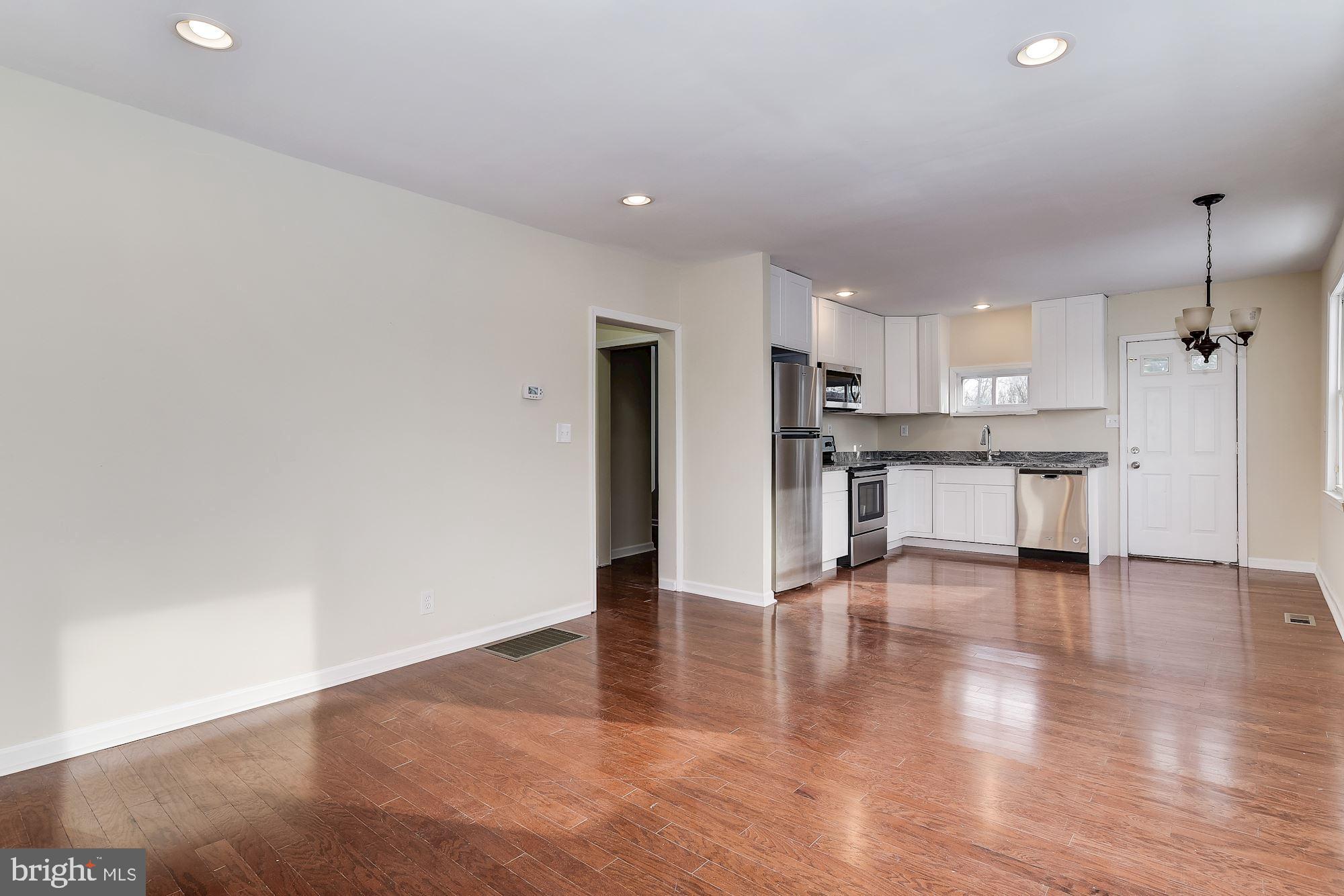 27 Stemmers Run Road Baltimore, MD 21221 - Photo 4 of 21 Living Room