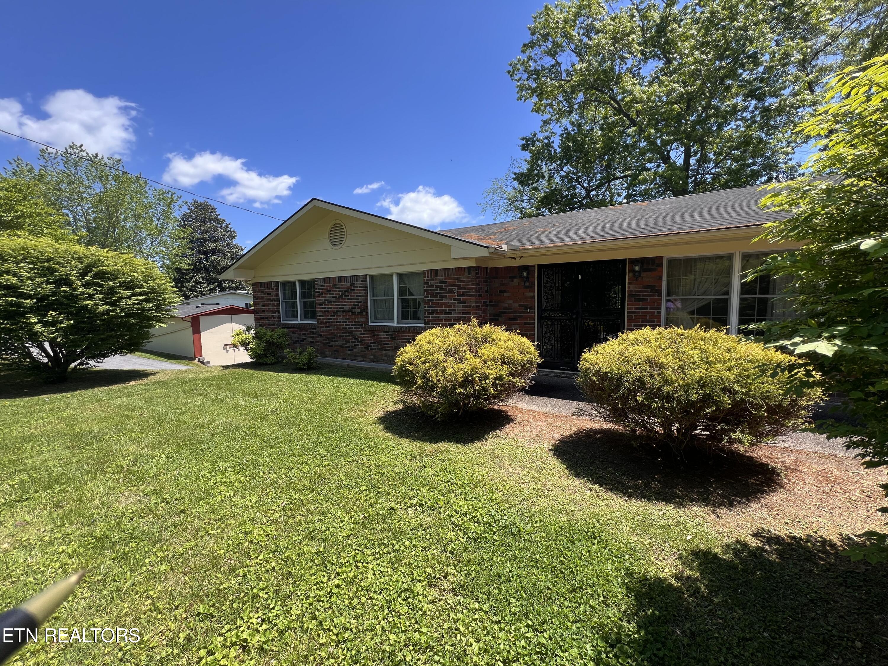 605 Elmwood Road Middlesboro, KY 40965 - Photo 13 of 33 IMG_8722
