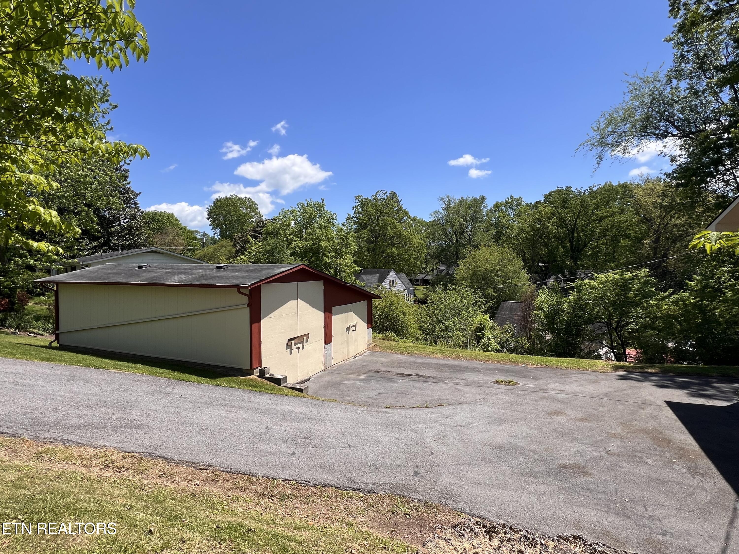 605 Elmwood Road Middlesboro, KY 40965 - Photo 29 of 33 IMG_8703
