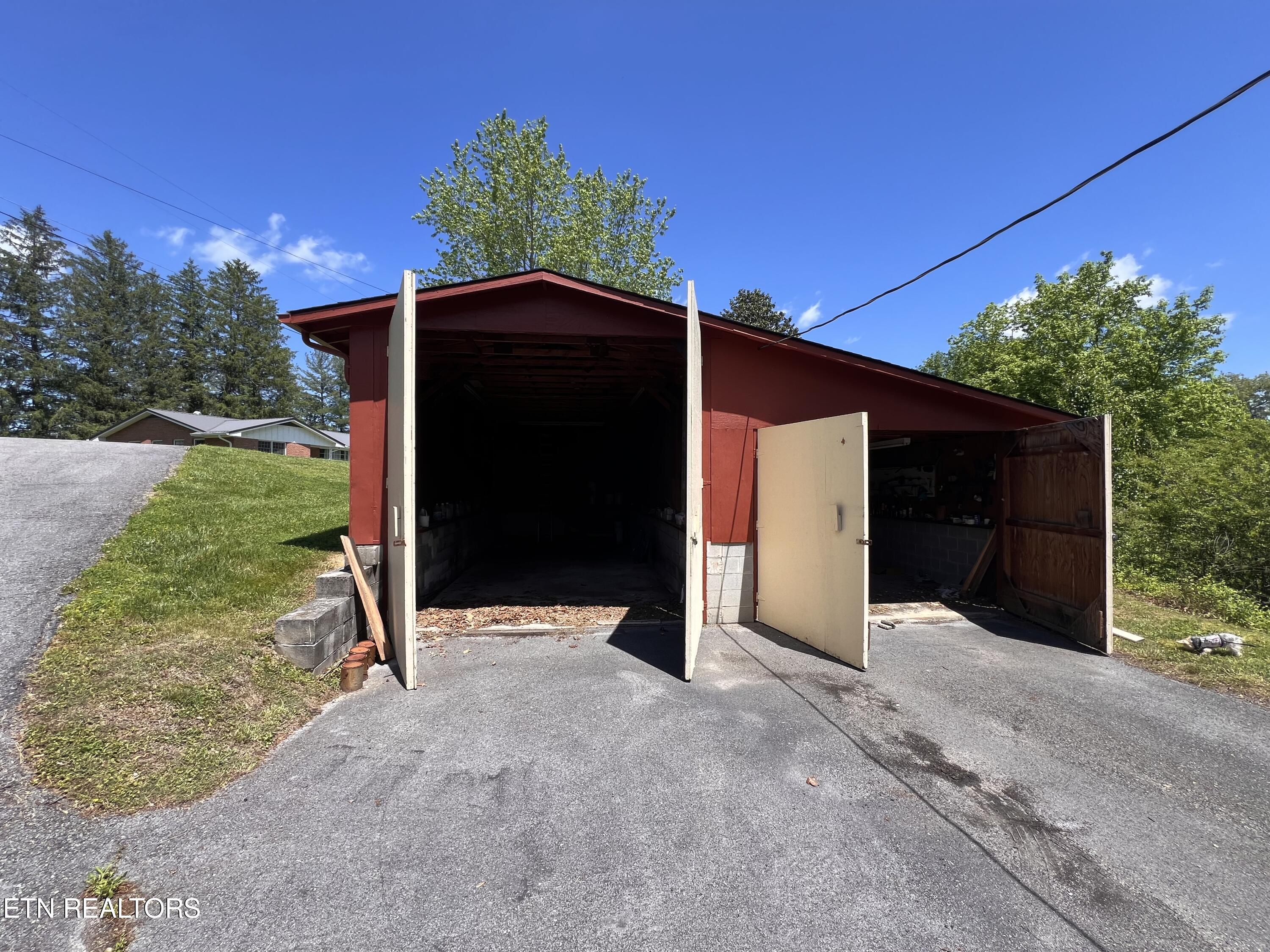 605 Elmwood Road Middlesboro, KY 40965 - Photo 7 of 33 IMG_8756